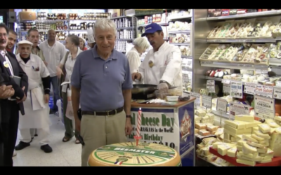 Saul Zabar le jour de son 82e anniversaire dans l'épicerie à son nom, en 2010. (Capture d'écran de YouTube)